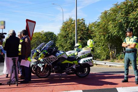 Medios de comunicación recibiendo información sobre la campaña en una carretera, custodiados por la Guardia Civil de Tráfico