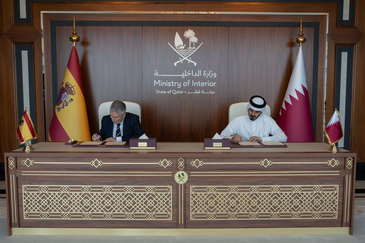 Los ministros en la firma