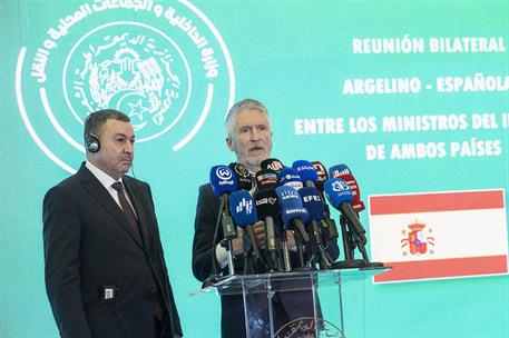 El ministro Fernando Grande-Marlaska, con su homólogo argelino, Said Sayoud, en Árgel