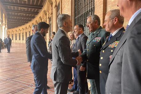 El ministro de Interior, Fernando Grande-Marlaska, saluda a responsables de las Fuerzas de Seguridad, en Sevilla.