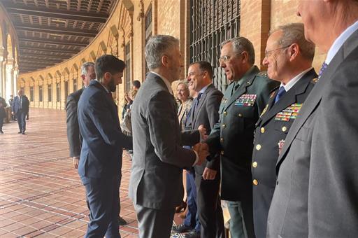 El ministro de Interior, Fernando Grande-Marlaska, saluda a responsables de las Fuerzas de Seguridad, en Sevilla.