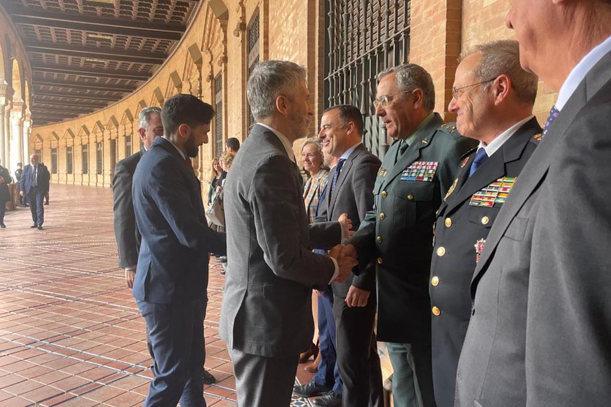El ministro de Interior, Fernando Grande-Marlaska, es recibido por altos cargos de las Fuerzas de Seguridad, en Sevilla.
