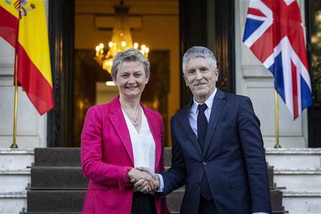 El titular de Interior, Fernando Grande-Marlaska, y su homóloga del Reino Unido, Yvette Cooper, ante la sede del Ministerio.