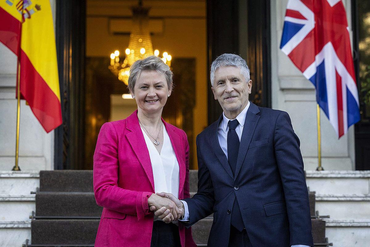 El titular de Interior, Fernando Grande-Marlaska, y su homóloga del Reino Unido, Yvette Cooper, ante la sede del Ministerio.
