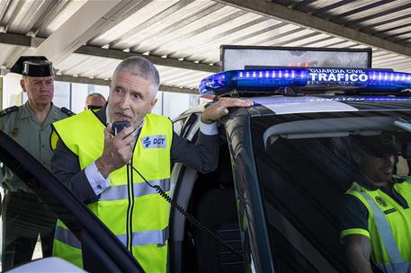 El ministro del Interior, Fernando Grande-Marlaska, junto a un vehículo de la Guardia Civil de Tráfico. 