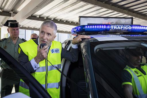 El ministro del Interior, Fernando Grande-Marlaska, junto a un vehículo de la Guardia Civil de Tráfico. 