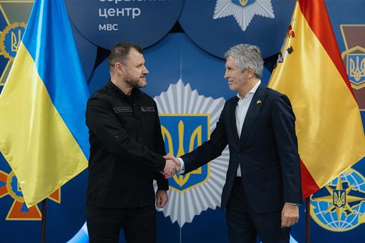 El ministro del Interior, Fernando Grande-Marlaska, y su homólogo ucraniano, Klymenko Ihor, en Kiev.