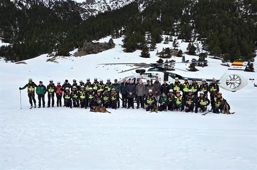 El ministro Grande-Marlaska asiste a un ejercicio en la nieve del Servicio de Montaña de la Guardia Civil