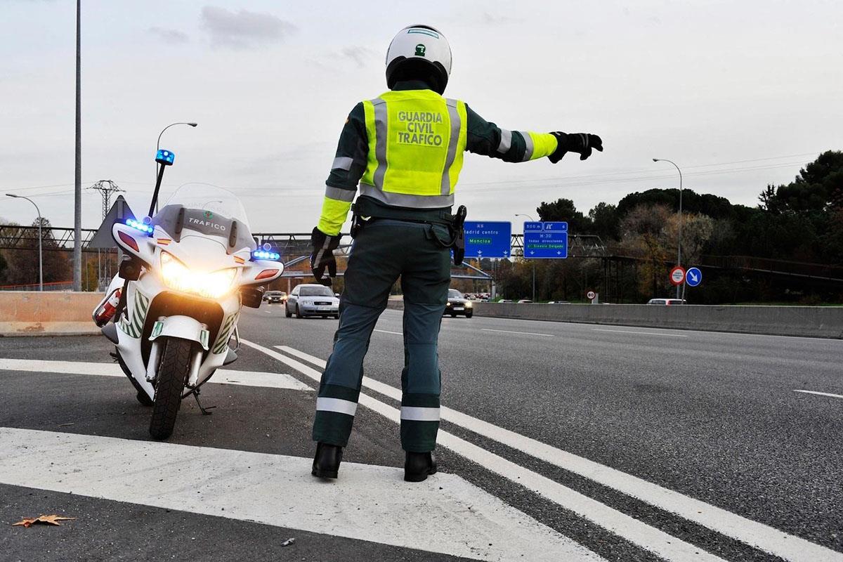 Agente de la Guardia Civil controlando el tráfico.