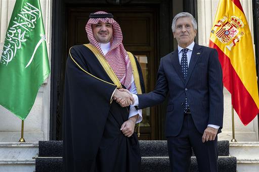 El ministro del Interior, Fernando Grande-Marlaska, y su homólogo saudí, Abdulaziz Bin Saud Bin Naif Bin Abdulaziz.