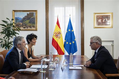 El ministro Fernando Grande-Marlaska, y la ministra Elma Saiz, durante la reunión con el comisario europeo Magnus Brunner.