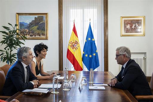 El ministro Fernando Grande-Marlaska, y la ministra Elma Saiz, durante la reunión con el comisario europeo Magnus Brunner.