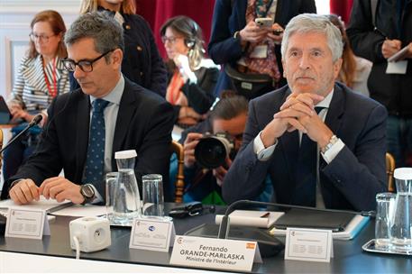 El ministro de Interior y el ministro de Presidencia, Justicia y Relaciones con las Cortes durante la reunión celebrada en París