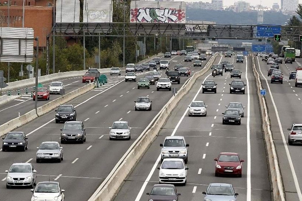 Vehículos circulando por autovía