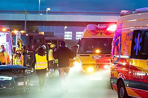 Ambulancias y personal sanitario asistiendo a un accidente de tráfico