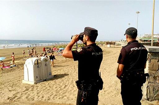 Dos policías nacionales vigilando una zona de playas