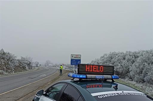 Coche de la Guardia Civil advirtiendo a los conductores de la presencia de hielo en las carreteras