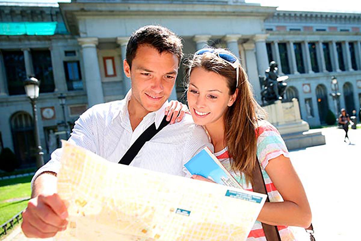 Turistas mirando un mapa