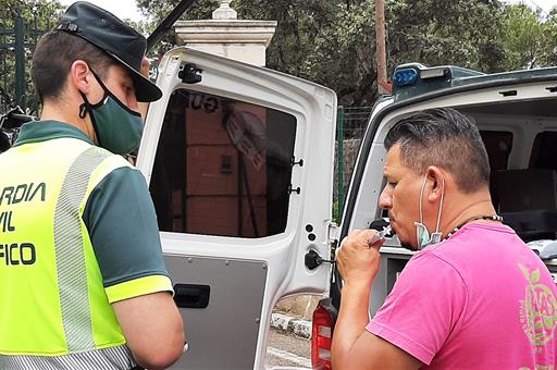 Una persona se realiza una prueba de alcoholemia