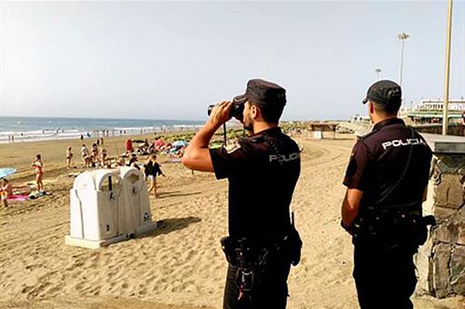 18/06/2024. Miembros de la Policía Nacional en una zona turística. Miembros de la Policía Nacional en una zona turística.