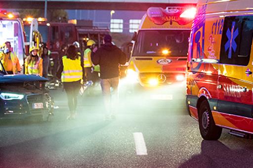 Ambulancias socorriendo a heridos en un accidente de tráfico