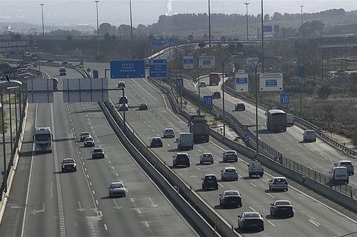 Coches entrando y saliendo de una ciudad