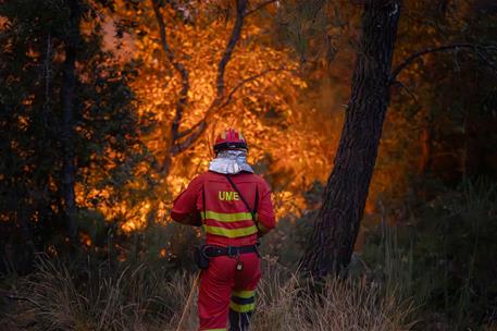 Un efectivo de la Unidad Militar de Emergencias durante la extinción de un incendio en Orense