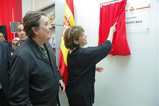 La ministra de Justicia, Dolores Delgado, desvela placa de Biblioteca Francesc Boix.