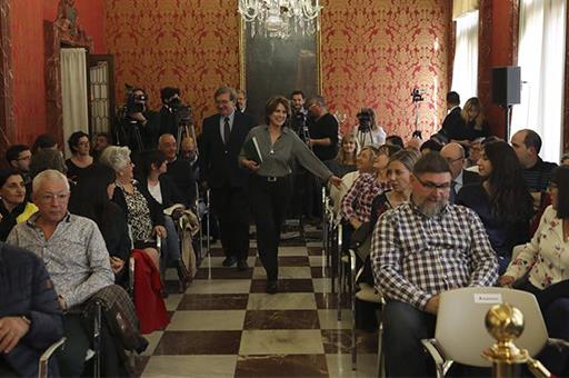 La ministra Dolores Delgado y los familiares, antes del acto