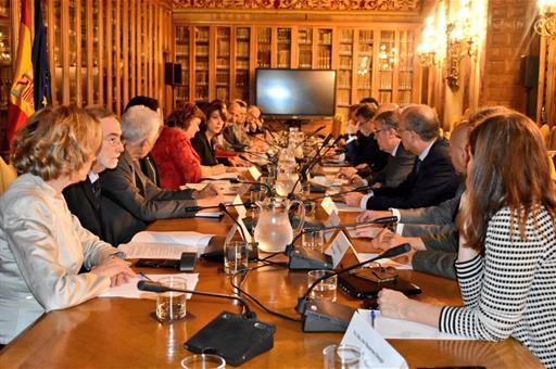 La ministra de Justicia en funciones, Dolores Delgado, presidiendo la Comisión Asesora de Libertad Religiosa