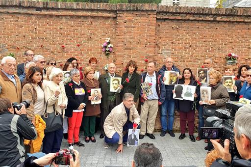 Dolores Delgado con los familiares de los represaliados fusilados