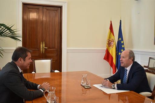 El ministro de Justicia, Juan Carlos Campo, conversa con el presidente de CPYME, Gerardo Cuerva