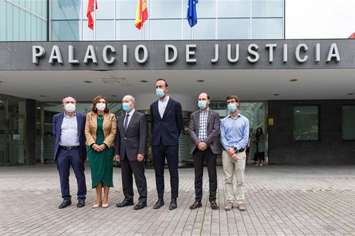 El ministro Campo visita el palacio de Justicia de Torrelavega