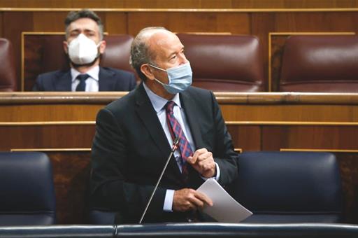 El ministro Juan Carlos Campo, responde en la sesión de control desde su escaño