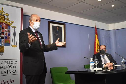 El ministro de Justicia, Juan Carlos Campo, en el Colegio de Abogados de Guadalajara