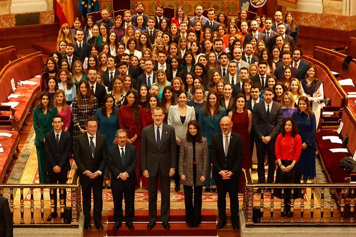 Foto de familia tras el acto de entrega de despachos a la 60.ª promoción de la Carrera Fiscal, presidido por el rey Felipe VI