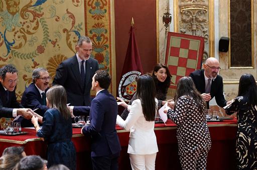 El rey Felipe VI y la ministra de Justicia, Pilar Llop, durante la entrega de despachos a los 127 nuevos fiscales