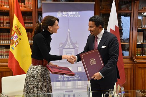 La ministra de Justicia, Pilar Llop, y el embajador de Qatar en España, Abdalla Al-Hamar