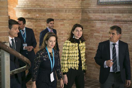 Pilar Llop junto a otros asistentes al encuentro