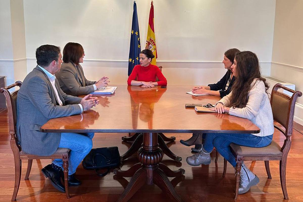 La ministra Sira Rego, durante la reunión con la consejera canaria de Bienestar Social