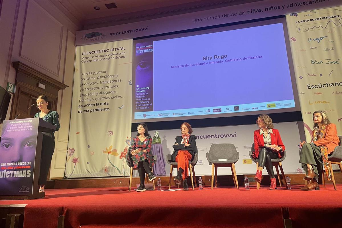 La ministra de Juventud e Infancia, Sira Rego, durante su intervención en el Encuentro