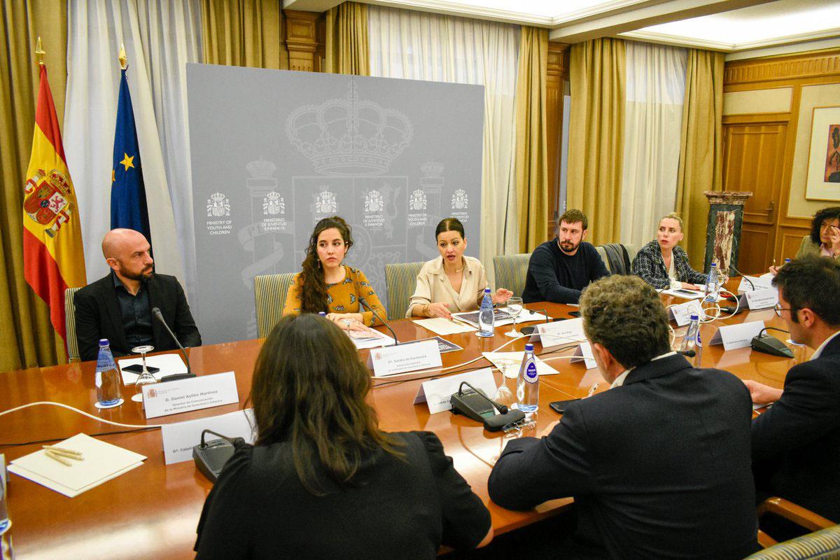 La ministra de Juventud e Infancia, Sira Rego, junto a los representantes de las principales entidades del tercer sector 