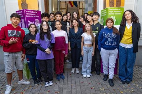 La ministra de Juventud e Infancia, Sira Rego, junto a un grupo de adolescentes