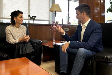 La ministra de Juventud e Infancia, Sira Rego, conversa con el presidente de la Corporación RTVE, José Pablo López