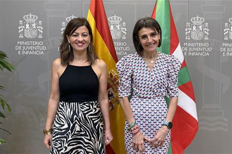 La ministra de Juventud e Infancia, Sira Rego, y la consejera vasca de Bienestar, Juventud y Reto Demográfico, Nerea Melgosa