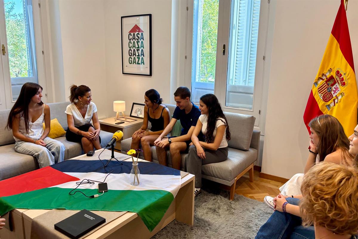 La ministra de Juventud e Infancia, Sira Rego, durante el encuentro con alumnos y alumnas de Bachillerato.