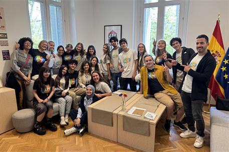 La ministra de Juventud e Infancia, Sira Rego, junto a los representanes de la Asociación de Jóvenes Solidarios