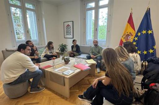 La ministra de Juventud e Infancia, Sira Rego, con los trabajadores y trabajadoras del centro de menores 'Picón del Jarama'.