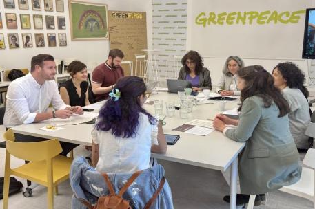 La ministra de Juventud, Sira Rego, junto a los organizaciones con las que se ha reunido