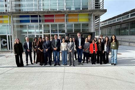La ministra de Juventud e Infancia, Sira Rego, con el personal del Centro de Investigación en TIC (CITIC) de A Coruña